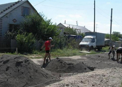  В небольшом поселке в Волжском жители сами научились зарабатывать деньги на дороги и благоустройство