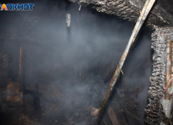 Хозпостройка из дерева загорелась под Волжским