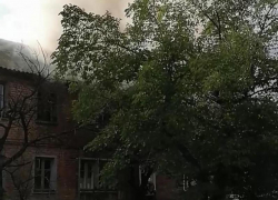 В Волжском горел расселенный дом