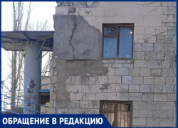 «Страшно, что дом развалится»: жительница Волжского рассказала об обрушении фасада