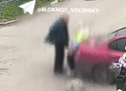 Женщина справила нужду на глазах у прохожих в Волжском: видео