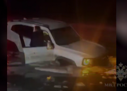 Волгоградский полицейский по грудь в ледяной воде спасал людей из тонущего авто