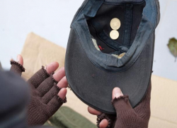 Молодая мать заставляла попрошайничать свою маленькую дочь на улицах Волжского