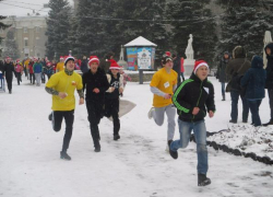 Более 150 волжан приняли участие в традиционном забеге Дедов Морозов