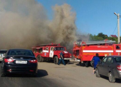 В Средней Ахтубе на выезде с моста горит магазин