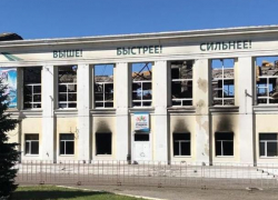 Сгоревшее здание Центрального стадиона решили снести в Волжском