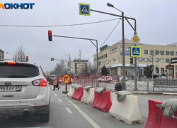 Затор из-за ремонта образовался на дороге у главного Сбербанка: видео