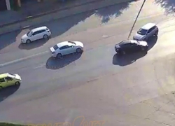 На "скандальном" перекрёстке в Волжском произошло столкновение двух иномарок 