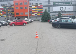 До магазина не дошла: 7-летнюю девочку сбили на парковке у ТЦ «ПланетаЛето» в Волжском