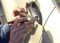 Двое волжан на Мамаевом Кургане украли из автомобиля пермячки пистолет и телефон