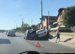 От испуга залез на стену: видео комичного ДТП в Волжском