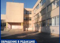 "Ученики сидят на уроках в шапках и куртках", - волжанка