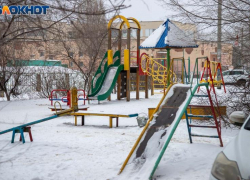 Автомобиль волгоградки раздавило песочницей, УК заплатит 270 тысяч ущерба