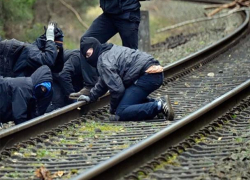 Железнодорожные рельсы пытались вынести с территории завода в Волжском 