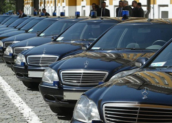 Андрей Бочаров дал указание выставить на аукцион «Мерседесы» областного гаража