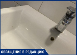 После прорыва трубы жители дома в Волжском уже 10 дней остаются без воды