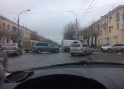 Крупное ДТП в Волжском: 160-я маршрутка столкнулась с иномаркой и влетела в столб