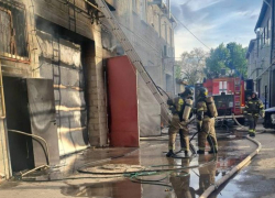 В Волжском сгорел автосервис и автомобиль