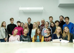 В новой постановке про Буратино в Волжском папа Карло – бедный продюсер, а Базилио торгует айфонами