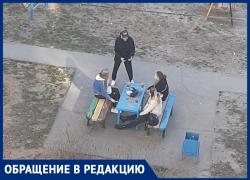 Не подснежники: волжанка жалуется на появление любителей пенного на детской площадке в Волжском