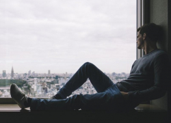 Закурил на подоконнике и выпал из окна: мужчина умер в Волгограде