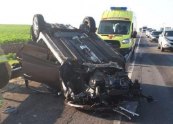 Машина с малолетними детьми перевернулась на трассе в Волгоградской области: подробности