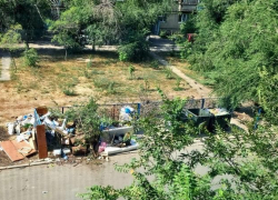 В Волжском УК оставила жителей наедине со зловонной свалкой под окнами на год