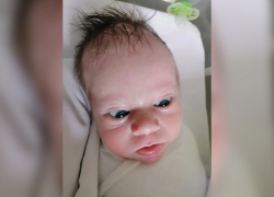 В Волжском ищут семью оставленной в роддоме девочке