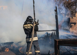 В Волжском горел дачный домик
