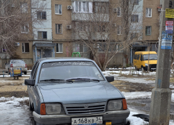 Брошенный автомобиль полгода мешает жителям Волжского: горожане просят помочь найти владельца