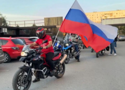 Игорь Воронин на BMW возглавил колонну на мотопробеге в Волжском: видео