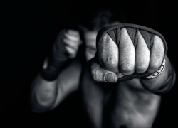 Чемпион мира по смешанным боевым искусствам вымогал у волжанина 700 тысяч