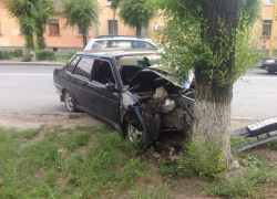 В старой части Волжского столкнулись два автомобиля ВАЗ-21099