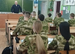 В Волжском кадеты получили важные уроки от инспектора ГИБДД