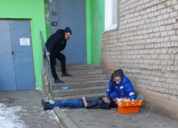 «Изо рта шла кровь»: 3 мужчины умирали у подъезда в Волжском