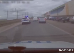 В Волжском на видео попала погоня за бесправником с тремя экипажами 