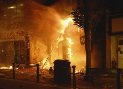 В Волжском едва не сгорел магазин