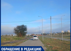 «Пешеходная дорожка превратилась в проезд»: волжанка пожаловалась на машины у парка