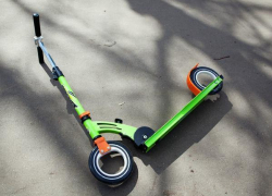 Ребенка на самокате сбил «Мерседес» во дворе дома в Волжском