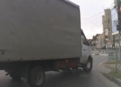 Хамство на грани ДТП: в Волжском «Газель» устроила прогулку по пешеходной дороге