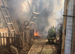 Горели люди: в Волжском полыхал дом, постройка и техника