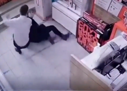 Напала с шокером на продавца: женщина очень не хотела платить за телефон в Волгограде