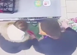 В Волжском молодые супруги пронесли мимо кассы продукты на 8 000 рублей, попав на видео