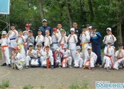 Юные волжские каратисты тренируются даже летом