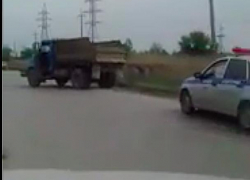 ЗИЛ протаранил "Фольксваген" на аварийно-опасной улице в Волжском 