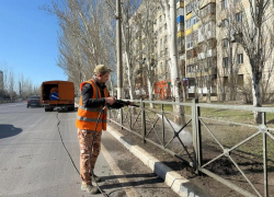 Чистоту наводят на дорогах Волжского после зимы