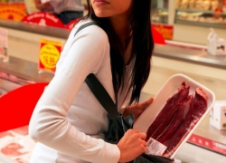 Добычей грабительницы из Волжского стали кофе и колбаса