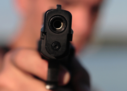 На юге Волгограда житель Дубовки угрожал пистолетом продавцу в магазине игрушек