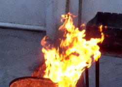 Двое дорожных рабочих в Волгограде пострадали при взрыве бочки с асфальтом