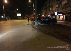 На севере Волгограда легковушка врезалась в столб: водитель скончался в больнице